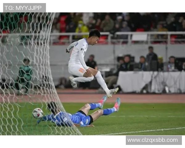 足球巨星聚焦精彩瞬间 展现球场上的激情与荣耀